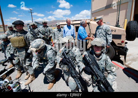 Dal congressista Syvestre Reyes D-TX scuote la mano di un soldato con la valutazione dell'esercito Task Force a Ft Bliss, TX, dopo la posa per una foto di gruppo sulla luglio 12, 2008. I membri del Congresso degli Stati Uniti sono stati informati sull'esercito piani per accelerare il futuro combattere le tecnologie dei sistemi per i soldati in combattimento. Foto dell'esercito da D. Myles Cullen rilasciato Foto Stock