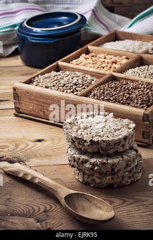 Diversi tipi di cereali in una scatola di legno in stile rustico Foto Stock