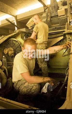 Esercito Pvt. Terrence Behanna, un fante con 2° Battaglione, 6° Reggimento di Fanteria, funziona con un altro soldato per pulire il vano motore di un combattimento Bradley veicolo a combattere avamposto estati, Iraq, Luglio 8, 2008. Sgt. David Turner, quarta brigata Team di combattimento, terza divisione di fanteria vedere: www.defenselink.mil/news/newsarticle.aspx?id=50517 www.defenselink.mil/news/newsarticle.aspx?id=50517 Foto Stock