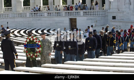 Afro-americano di guerra civile Memorial anniversario William Hitchcock Luglio 18, 2008 Il Mag. Gen. Elder Granger, vice direttore di programma e delegato del TRICARE attività di gestione, Ufficio dell'Assistente Segretario della Difesa gli Affari salute, conduce il modo di trama 23 in Al Cimitero Nazionale di Arlington per una ghirlanda di posa in opera, a seguito di un servizio sunrise Luglio 17, nel cimitero di anfiteatro. Come parte della commemorazione del decimo anniversario dell'afro-americano di Civil War Memorial. Foto Stock