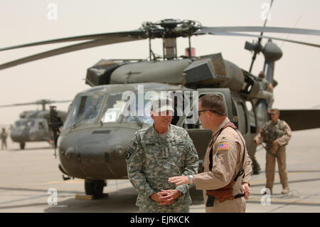 Stati Uniti Esercito gen. David Petraeus, comandante generale della forza multinazionale - Iraq, parla con Air Force Col. David Pavey, comandante della 447th aria gruppo Expeditionary, su Sather Air Base, Iraq, 21 luglio 2008. Petraeus è nella zona di salutare Sens. Jack Reed, Chuck Hagel e candidato presidenziale Sen. Barack Obama al loro arrivo in tour in Medio Oriente. Il personale Sgt. Paolo Villanueva II Foto Stock