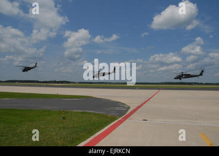 I partecipanti di Patriot 2008 decollo in UH-60 Black Hawk elicotteri al campo Volk, Wis., 19 luglio 2008, durante un volo di incentivazione. Patriot è un giunto, esercizio di multinazionali che coinvolgono la Guardia Nazionale e la riserva e componenti attivi della Air Force e l'esercito nonché canadese, britannico e olandese di forze. Senior Airman Robert Barney Foto Stock