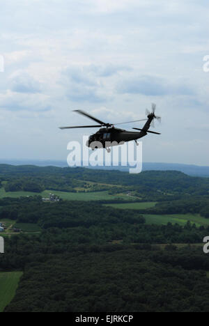 I partecipanti di Patriot 2008 giro in UH-60 Black Hawk elicottero sopra Volk Campo, Wis., 19 luglio 2008, durante un volo di incentivazione. Patriot è un giunto, esercizio di multinazionali che coinvolgono la Guardia Nazionale e la riserva e componenti attivi della Air Force e l'esercito nonché canadese, britannico e olandese di forze. Senior Airman Robert Barney Foto Stock