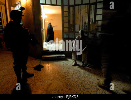 Stati Uniti Army Sgt. Matteo Fieser, con il primo plotone attaccata alla società di Apache, 4° Battaglione, 64th Armory, sorge da come la sua squadra entra in una casa in Saydiyeh, Baghdad, Iraq il 21 luglio 2008. Petty Officer 2a classe Joan E. Kretschmer Foto Stock