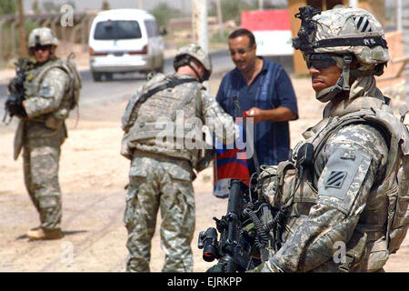 Soldati valutare un iracheno-run checkpoint in Al Bussay, Iraq, 20 Agosto, 2008. I soldati sono assegnati alla terza divisione di fanteria il 8° reggimento di cavalleria. Spc. Richard Del Vecchio Foto Stock