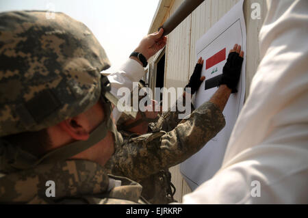 Il personale Sgt. Brendan R. Piper, nativo di Milwaukee, Wisconsin, che serve come il governo iracheno centro assistenza NOIC, 432nd gli affari civili battaglione, 4a divisione di fanteria, Division-Baghdad multinazionali, pende un segno sul nuovo governo iracheno centro assistenza al Sadr City distretto di Baghdad sul set. 2, 2008. Tech Sgt. Cohen A. Giovani Foto Stock