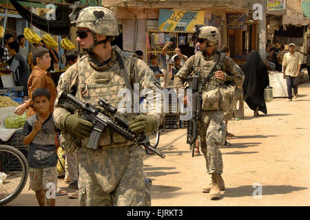 Stati Uniti I soldati conducono una pattuglia del distretto Hariyah, Baghdad, Iraq il 30 agosto 2008. I soldati sono in 2° plotone, Alfa Company, 1° Battaglione, 502nd Reggimento di Fanteria, 2° Brigata Team di combattimento, 101st Airborne Division. Foto Stock