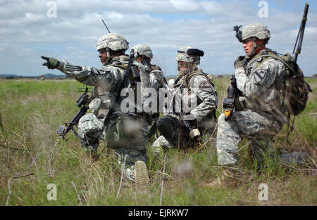 Durante il corso di formazione, troopers dalla società D, 2° "Lancieri" Battaglione, quinto cavalleria, 1° "Ironhorse" Brigata Team di combattimento, 1° Divisione di cavalleria sottolineare il loro bersaglio come essi scendere a un ginocchio dopo lo spostamento dalla zona di caduta. I soldati prevista del loro punto di attacco e ha continuato a guadagnare sul bersaglio durante un assalto dell'aria missione sul Sett. 3, 2008. Questo è uno dei vari esercizi la Brigata Ironhorse condotta durante la loro fase di pre-implementazione formazione campo di esercizio, Rampage. Foto Stock