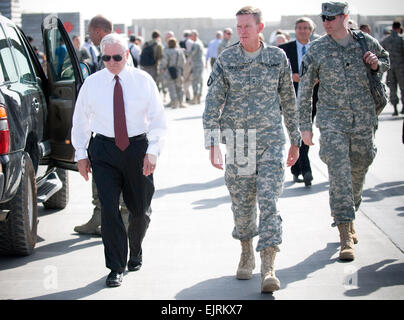 BAGRAM AIR FIELD, Afghanistan -- il Segretario della Difesa Robert M. Gates e il Mag. Gen. Jeffrey Shloesser, Combined Joint Task Force - 101 commander, a piedi il loro veicolo qui 17 settembre 2008. Il segretario Gates ha visitato Bagram Air Field per imparare a conoscere le forze della coalizione e che cosa stanno facendo nell'Operazione Enduring Freedom. Il personale Sgt. Samuel Morse Foto Stock