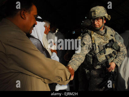 Baghdad - Col. Ted Martin, comandante della brigata 1a combattere la squadra, 4a divisione di fanteria, Divisione multinazionale ñ Baghdad, offre le proprie condoglianze ai leader della comunità locale sett. 26 durante un funerale condotta nella comunità Aamel del distretto di Rashid nel sud di Baghdad. Martin, una spiaggia di Jacksonville, Florida nativa e ha partecipato a questo evento per porgere le sue condoglianze alle famiglie e agli amici del tenente iracheno Col. Raíad Sahaar Moyan Juda al-Hussaini, comandante della 3° Battaglione, 1° meccanizzata della polizia nazionale brigata, che è stato ucciso durante un nemico in agguato nella provincia di Diyala. Il personale Sgt. Brent Wi Foto Stock