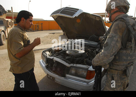 Inoltra una base operativa FALCON, Iraq PFC. Cody Cornwall, un cavalry scout di Pocatello, Idaho, assegnato alla truppa C, 7° Stormo, decimo reggimento di cavalleria, 1° Brigata Team di combattimento, 4a divisione di fanteria, Divisione multinazionale ñ Baghdad, cerca un iracheno manís auto 13 Ottobre a Abu Tíshir Stazione di rifornimento di carburante si trova sul Baghdadís Tariq Al Hillah autostrada. I militari della truppa C Impostare il traffico affrettate dei punti di controllo alla ricerca di eventuali segni di nemico attività nelle comunità locali e luoghi di mercato, cercando auto bombe e munizioni per impedire agli estremisti di ritornare dopo un'intimidazione att Foto Stock