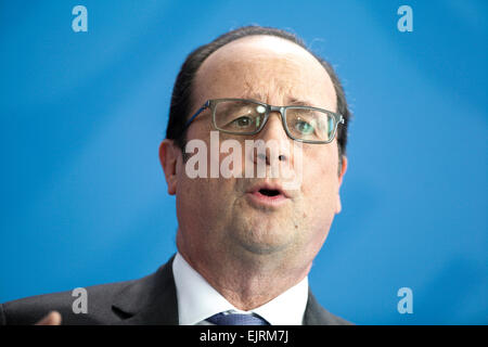 Berlino, Germania. 31 mar, 2015. La foto di famiglia del tedesco e del governo francese realizzata durante la 17. tedesco-francese Consiglio dei ministri presso la cancelleria federale della Repubblica federale di Germania il 31 marzo 2015 a Berlino, Germania. / Immagine: francois hollande, presidente della Francia parla da parte del cancelliere tedesco Angela Merkel. Credito: reynaldo chaib paganelli/alamy live news Foto Stock