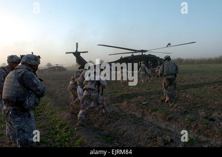 Soldati dell'esercito iracheno con 2/25/XVII IA Div., e le forze della coalizione hanno soldati con la società A, 3° Battaglione, campo 320reggimento di artiglieria, 3° Brigata Team di combattimento, 101st Airborne Division Air Assault caricare sul UH-60 Black Hawk elicotteri al completamento di operazione Eagle North Point, un combinato air assault in Abu Osage, Ott 8. Stati Uniti Pfc dell'esercito. Christopher McKenna Foto Stock