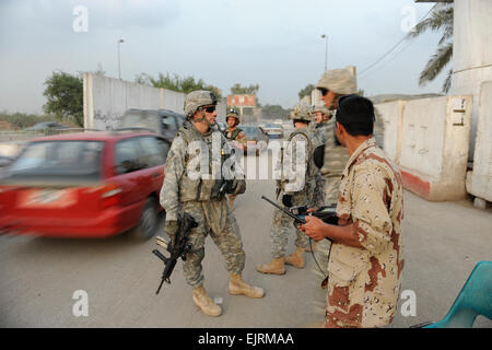 Stati Uniti Comando Esercito Sgt. Il Mag. Daniel A. Dailey, della terza Brigata Team di combattimento, 4a divisione di fanteria, da Palmer, Penn., si ferma in un punto di controllo nella città di Baghdad il Ott 30, 2008. Gli Stati Uniti Soldati come a controllare fino a l'esercito iracheno manning post per vedere se hanno bisogno di alimentazione o di apparecchiature. Foto Stock