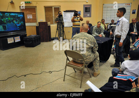 Un ragazzo iracheno parla tramite internet conferenza per studenti americani entro il benessere morale e la ricreazione edificio durante la sua visita di trasmettere una base operativa Falcon, Iraq, che ha ospitato la prima mai effettuare videoconferenze tra studenti iracheni e studenti americani nov. 12, 2008. Gli studenti dalle elementari Nolanville, al di fuori di Fort. Il cofano Army Base in Texas, interagire con studenti iracheni di Al Khartoon elementare, situato nella Comunità Doura del sud di Baghdad. Gli studenti ha chiesto a ogni altro varie domande la costruzione di rapporti tra loro due culture. Stati Uniti Navy Petty Officer 2a classe Todd Foto Stock