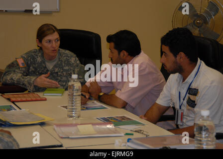 Stati Uniti Esercito il Mag. Kimberly Peeples di Embedded Provincial Reconstruction Team, quarta brigata Team di combattimento, terza divisione di fanteria e 1Lt. Gloria Brickles di Bravo Company, 403gli affari civili battaglione soddisfare con arte iracheno gli studenti a inoltrare una base operativa Kalsu, Iraq, su nov. 15, 2008 per discutere di una prossima mostra d'arte. Foto Stock