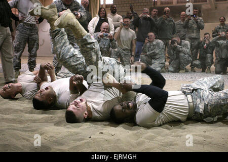 Decimo Montagna divisione i soldati si sentono gli effetti di un tazer durante armi non letali formazione nov. 19, 2008, a Fort Drum, N.Y. Il personale Sgt. Michael J. Carden. Foto Stock