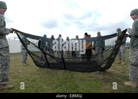 Decimo Montagna divisione soldati imparare gli usi e le tecniche di un picco-striscia di rete durante la fase di non letale di formazione funzionalità nov. 20, 2008, a Fort Drum, N.Y. Il personale Sgt. Michael J. Carden. Foto Stock