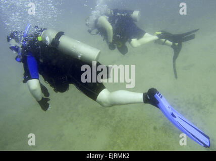 GUANTANAMO Bay a Cuba- Charles James Shaffer nuota attraverso l'acqua durante la sua prima immersione di certificazione come parte dell'impresa di soldati Disabili Scuba saponata programma, 5 Dic 2008. Diversi membri della Joint Task Force Guantanamo volontariamente per assistere il programma che insegna a disabili e ferito il recupero di veterani come scuba dive. Foto Stock