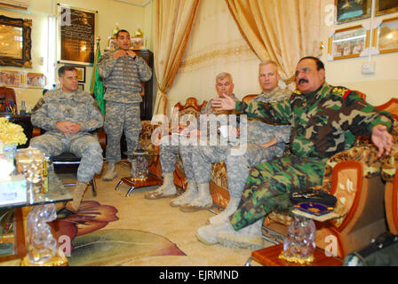 Il Mag. Gen. Michael Ferriter, sinistra, vice comandante generale, corpi multinazionali ñ Iraq, e le altre forze della coalizione che Leader incontrano con esercito iracheno Lt. Gen. Abdul Kareem, destra, Diyala Operations Center comandante in avanti su una base operativa a Gabe nella provincia di Diyala dic. 23 per discutere del trasferimento di responsabilità su Figli dell'Iraq dal CF per il governo dell'Iraq. Spc. Eric J. Martinez Foto Stock