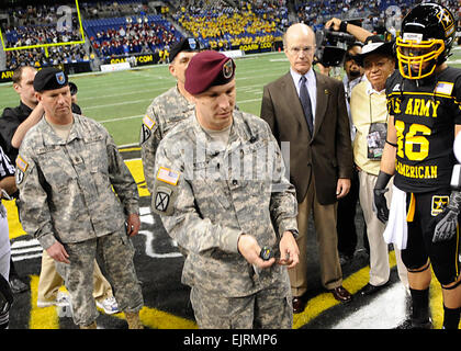 Il personale Sgt. Jason T. Fetty capovolge la moneta per iniziare il 2009 Coppa All-American al Alamodome a San Antonio, Texas. Fetty è un affari civili NCO a Fort Bragg, N.C., ed era uno dei 85 Soldier-Heroes che rappresentano l'esercito durante il pre-attività di gioco. Sergente maggiore dell'esercito Kenneth O. Preston, Esercito Vice Capo di Stato Maggiore gen. Pietro W. Chiarelli e segretario dell'esercito Pete Geren assistito nel cerimoniale di mescolare. Benjamin Faske sconfitte Est Ovest durante la ciotola All-American /-news/2009/01/05/15524-EST-sconfitte-west-durante-all-American-ciotola/ Foto Stock