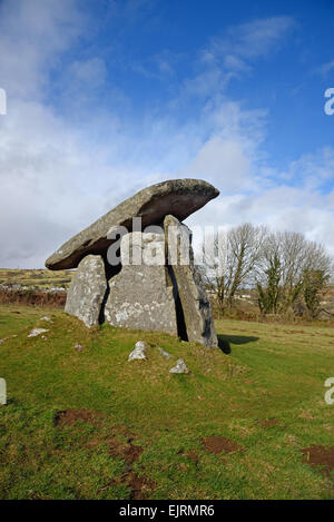 Il lato est di Trethevy Quoit. Ancora ben conservata la tomba megalitica si trova tra St Cleer e Darite, vicino a Liskeard, Cornwall, Regno Unito Foto Stock