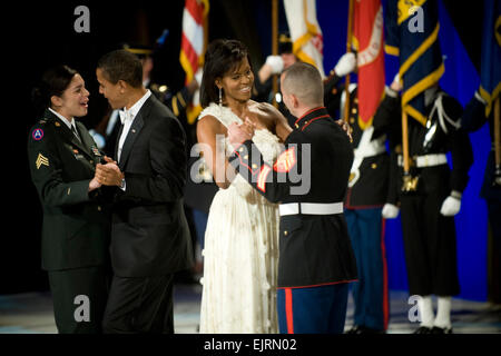 Presidente e Michelle Obama condividono una danza con due arruolato membri di servizio al Comandante in capi palla al National Building Museum di Washington, 20 gennaio, 2009. La sfera onorato servizio Americhe, i membri delle famiglie dei caduti e feriti guerrieri. La comunicazione di massa Specialist 1a classe Ciad J. McNeeley Foto Stock
