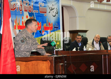 Brig. Gen. Jeffrey Talley, comandante di ingegnere 926th brigata, Divisione multinazionale - Bagdad, parla ai partecipanti riuniti nel corso di Baghdad il primo simposio ambientale, 5 gennaio al Mansour Hotel a Baghdad. Il nativo di South Bend, Ind. è MND-B's chief engineer e un professore di ingegneria ambientale presso la University of Notre Dame nella sua professione civile. Foto Stock