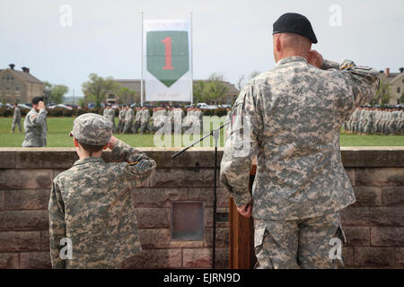 Il comando Sgt. Il Mag. Ian campo a sinistra e il tenente Col. James Lander a destra, il comandante in entrata del 1° Battaglione, ventottesimo Reggimento di Fanteria, quarta brigata di fanteria combattere la squadra, 1a divisione di fanteria, salutate durante un sorpasso in revisione presso il battaglione il mutamento della cerimonia di comando 8 Maggio a cavalleria campo parata a Fort Riley, Kan. Il 9-year-old visitato il battaglione due anni fa attraverso il make-A-desiderio America, trascorso diversi giorni con il "Black Lions" per realizzare il suo sogno di essere un soldato. Egli si ricongiunse con la sua unità per la modifica del comando cerimonia. Sgt. Scott Lamberson Foto Stock