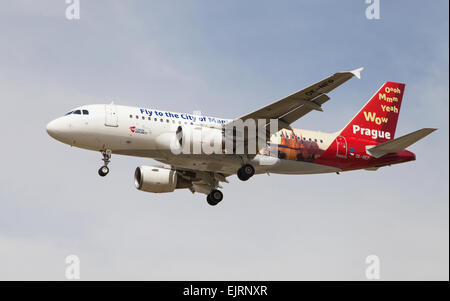 Un Czech Airlines Airbus A319 si avvicina all'Aeroporto El Prat, 29 marzo 2015 a Barcellona, Spa Foto Stock