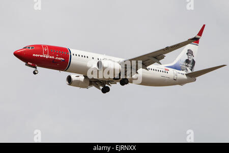 Un norvegese Airlines Boeing 737 si avvicina all'Aeroporto El Prat, 29 marzo 2015 a Barcellona, Foto Stock