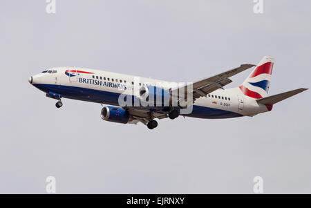 Un British Airways Boeing 737 si avvicina all'Aeroporto El Prat, 29 marzo 2015 a Barcellona, Spa Foto Stock