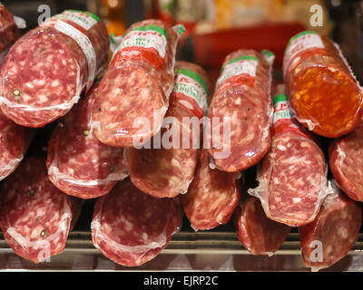 Salame e salsiccia per pizza, bastoni da Grand Central Market, NYC Foto Stock