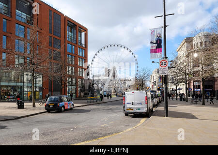 Manchester, Regno Unito: il centro città di Manchester e la grande ruota in Picadilly Gardens. Foto Stock