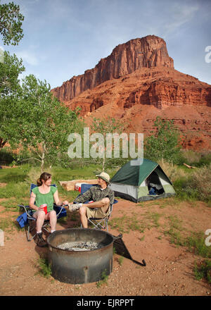 Giovane coppia attraente camping vicino al red rock formazione Foto Stock