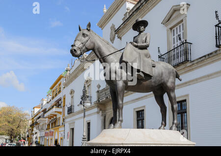 La statua della contessa di Barcellona a cavallo (Condesa de Barcelona) al di fuori della corrida a Siviglia in Spagna. Foto Stock