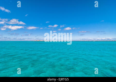 Mare tropicale e Isla Mujeres costa vista dal mare in Cancun, Messico Foto Stock