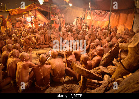 Nuovo sadhus (asceti) a un rituale di iniziazione durante il Kumbh Mela. Foto Stock