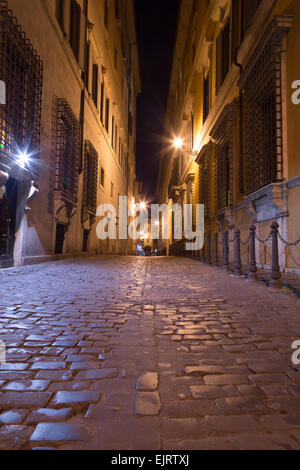 Una vista di lati strade e percorsi pedonali tra gli edifici nel centro di Roma di notte Foto Stock