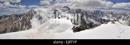 Scenic panorama delle cime delle montagne più alte in Ala Archa parco nazionale in Piazza Tian Shan mountain range in Kirghizistan Foto Stock