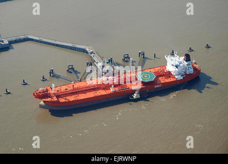 Petroliera lo scarico sul fiume Mersey, Ellesmere Port, Nord Ovest Inghilterra Foto Stock