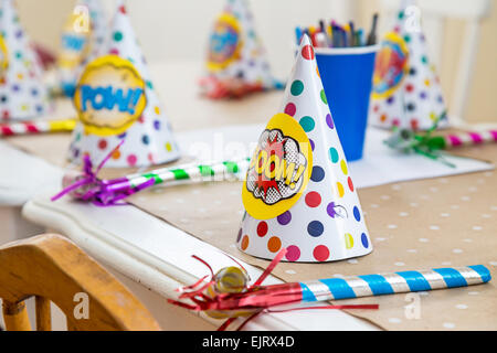 Bambino della festa di compleanno di cappelli con un tema di supereroi Foto  stock - Alamy