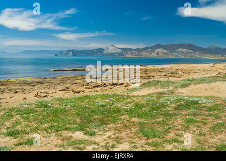 Paesaggio della Crimea sul capo Meganom all inizio di stagione primaverile. Foto Stock