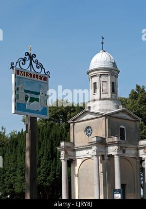 Il segno del villaggio a fianco di una delle torri Mistley, Mistley Essex, Inghilterra Foto Stock