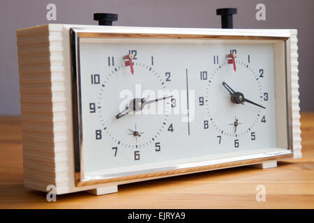 Il vecchio orologio meccanico per gli scacchi Foto Stock