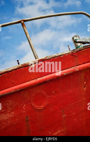 Dettaglio di un vecchio weathered barca in porto a Portmagee nella Contea di Kerry, Irlanda Foto Stock