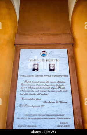 Busseto, una stele di marmo in memoria di Giuseppe Verdi all'ingresso del Teatro Verdi Foto Stock