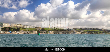 Vista panoramica su Plymouth Hoe e Smeaton's Tower da Plymouth Sound, Devon, Inghilterra, Gran Bretagna, Regno Unito. Foto Stock