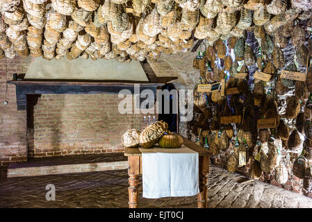 Polesine Parmense, le cantine per l'invecchiamento di maiale salata nella Antica Corte Pallavicina Relais Foto Stock