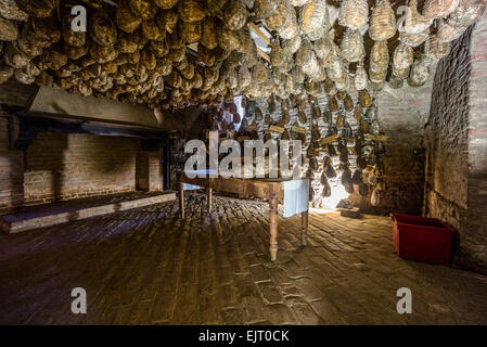 Polesine Parmense, le cantine per l'invecchiamento di maiale salata nella Antica Corte Pallavicina Relais Foto Stock